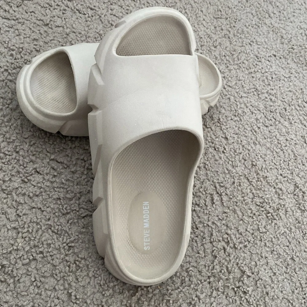 STEVE MADDEN Flatform foam slide sandals size 10